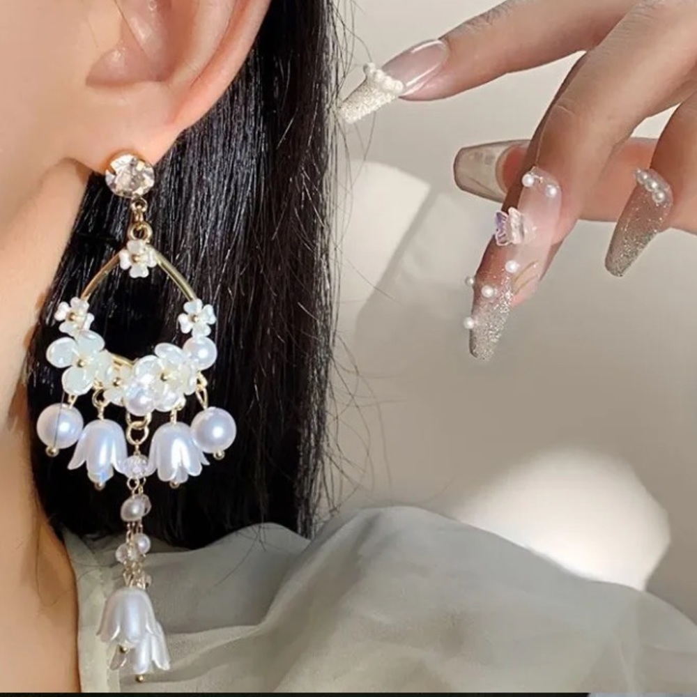 Dainty Feminine Beautiful Flower Tassel Rhinestone Faux Pearl Dangle Earrings.
